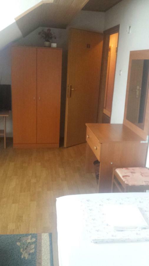Rooms Mostanje 카를로바츠 외부 사진